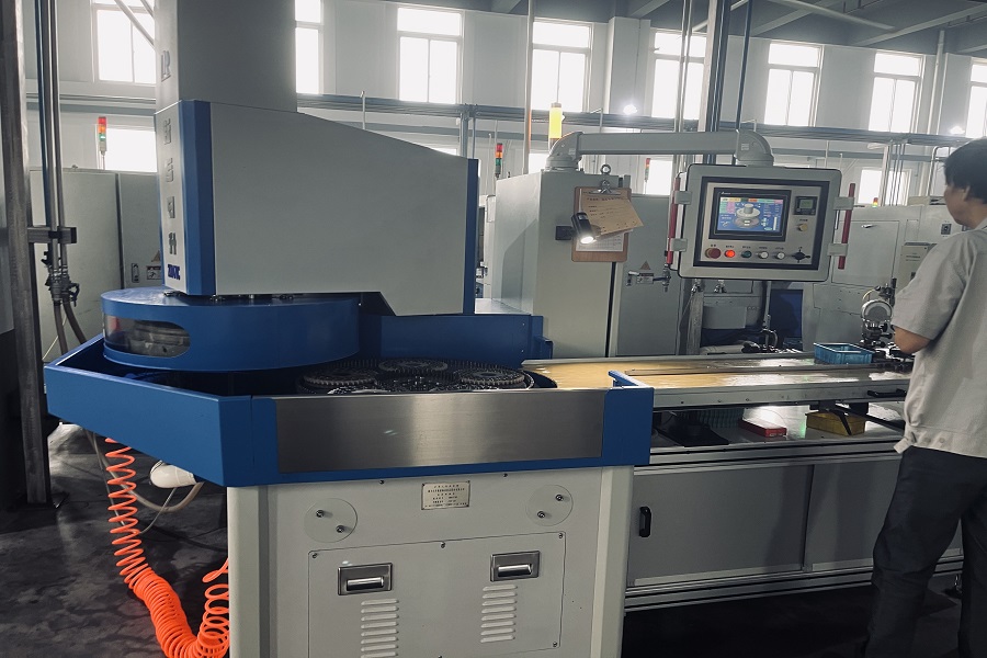 Nové vybavení FTM: oboustranná bruska